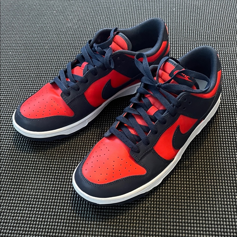 Nike Dunk low Sneakers in Red and Black